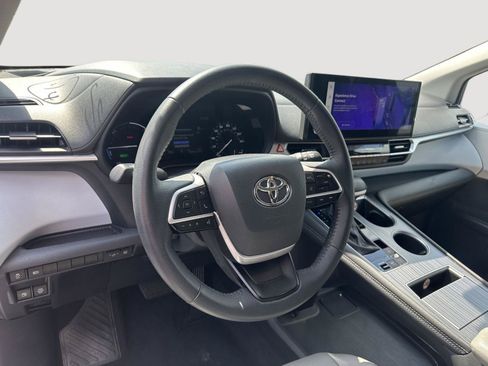 Used 2025 Toyota Sienna XLE FWD image 10