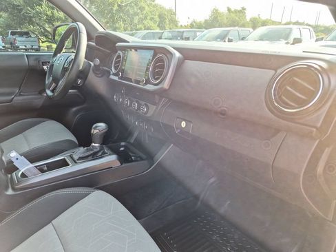 Used 2020 Toyota Tacoma TRD Off-Road w/ Technology Package AWD/4WD image 39