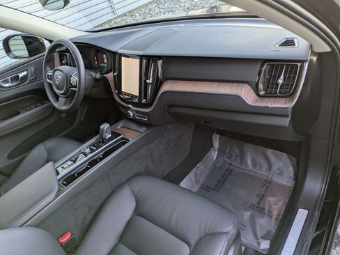 Certified 2023 Volvo XC60 B5 Plus image 33