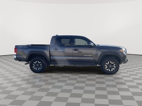 Used 2018 Toyota Tacoma TRD Off-Road image 8