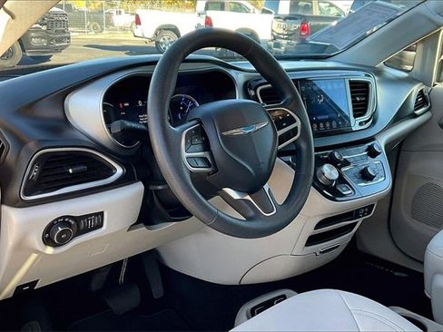 Used 2017 Chrysler Pacifica Touring Plus image 13