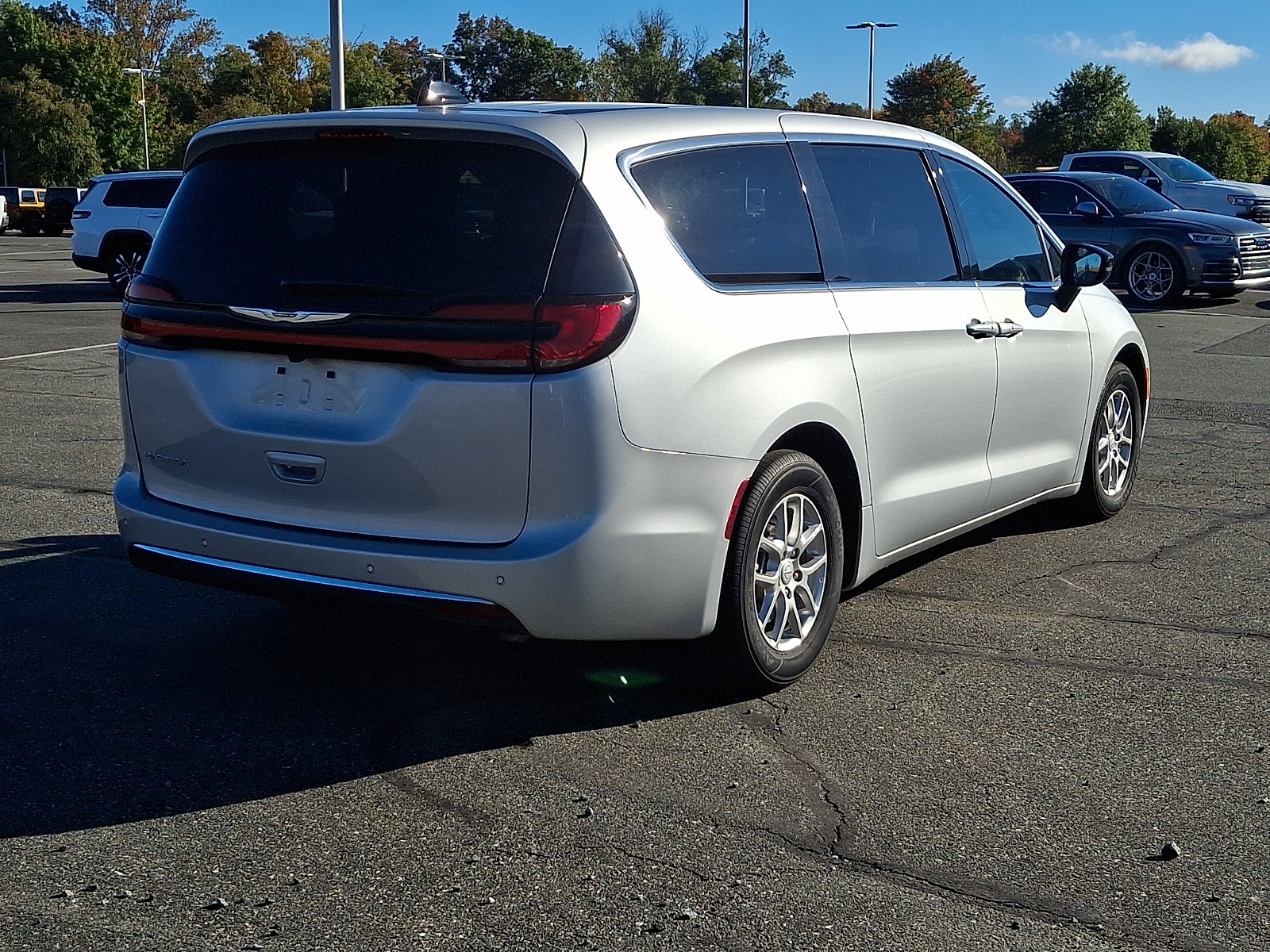 Used 2026 Chrysler Pacifica Select FWD image 6