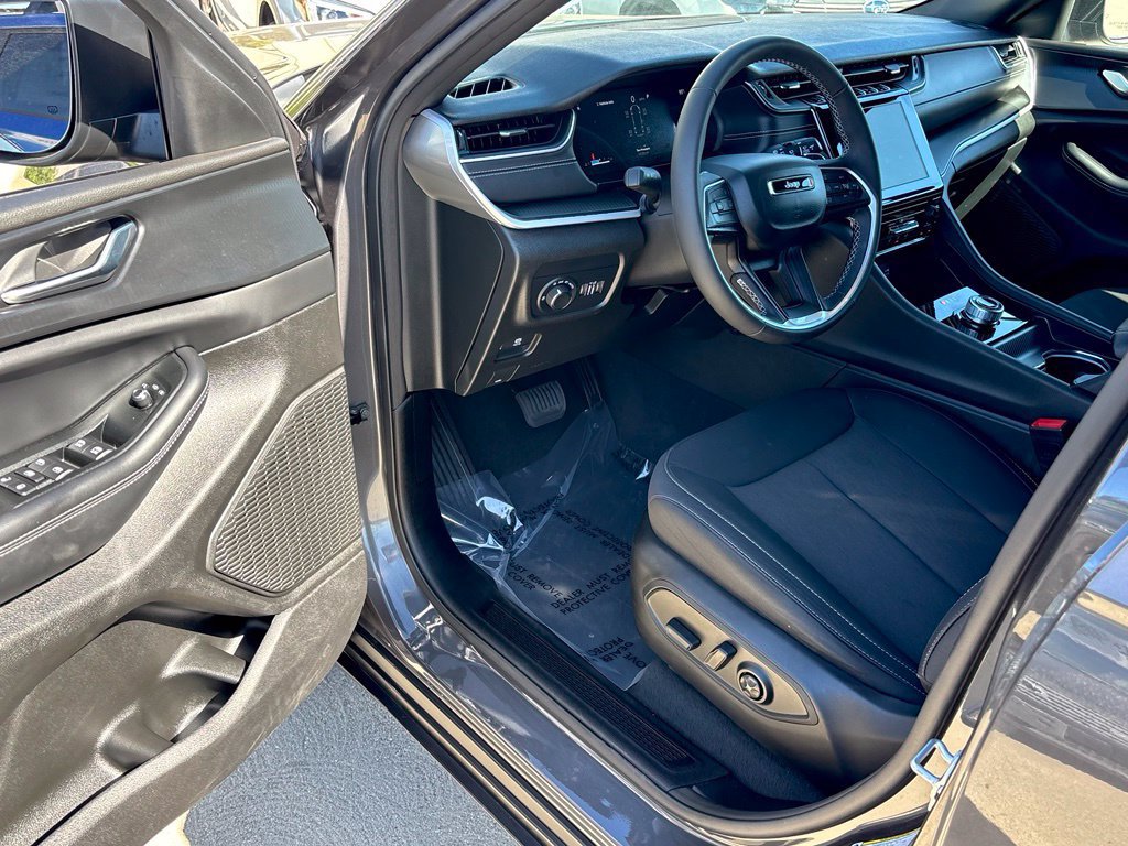 Used 2025 Jeep Grand Cherokee L Laredo RWD image 15