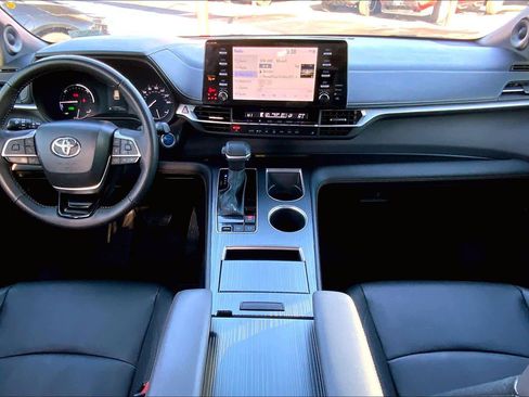 Used 2023 Toyota Sienna XLE Woodland Edition image 16