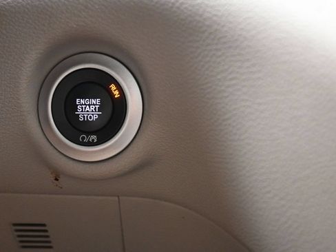 Used 2023 Chrysler Pacifica Touring-L FWD image 16