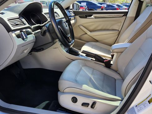 Used 2018 Volkswagen Passat 2.0T SE image 3