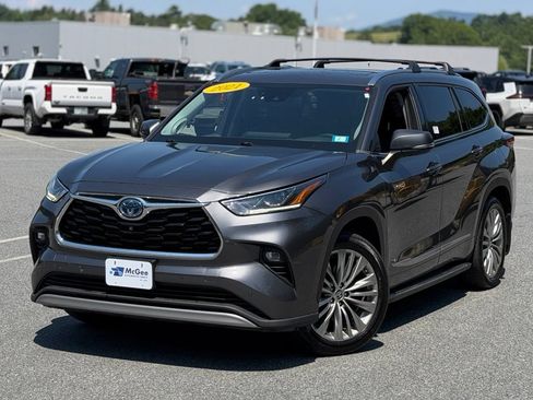 Used 2021 Toyota Highlander Platinum AWD/4WD image 1