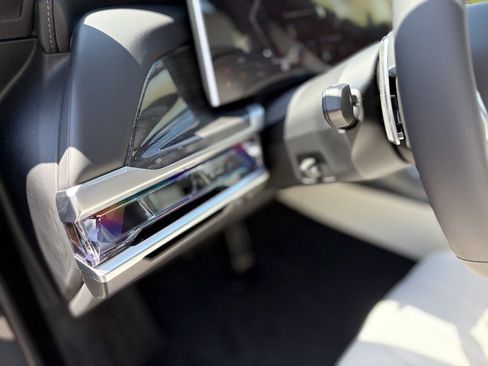 Used 2025 BMW 760i xDrive w/ Luxury Rear Seating Package image 15