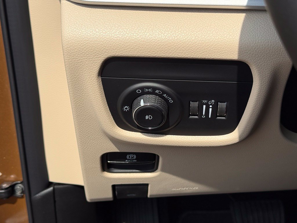 New 2027 Jeep Grand Cherokee Limited AWD/4WD image 17