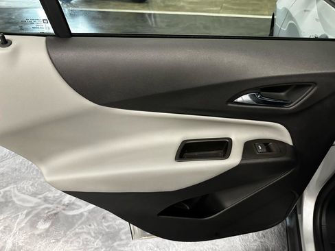 Used 2021 Chevrolet Equinox LS w/ LS Convenience Package image 11