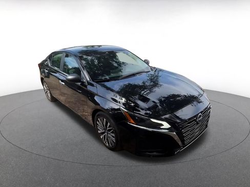 Used 2025 Nissan Altima 2.5 SV FWD image 2