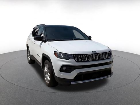 Used 2025 Jeep Compass Limited AWD/4WD image 3