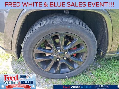 Used 2017 Jeep Grand Cherokee Altitude AWD/4WD image 4