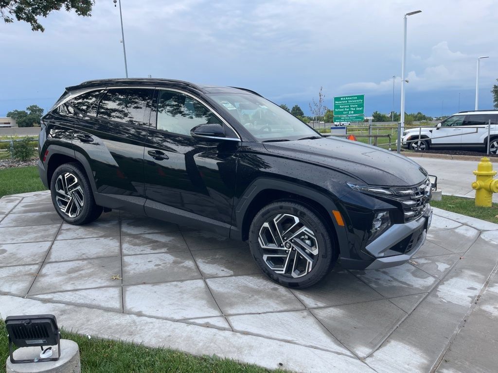 Used 2025 Hyundai Tucson Limited AWD/4WD image 2