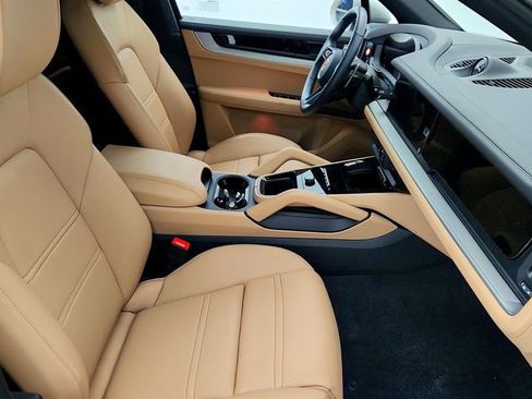 Used 2024 Porsche Cayenne w/ Premium Package Plus image 25