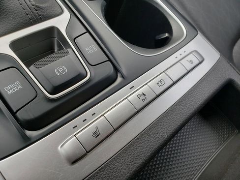 Used 2022 Kia Carnival LX image 25