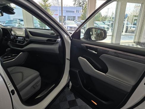 Used 2024 Toyota Highlander Platinum image 45