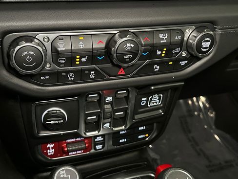 Used 2025 Jeep Wrangler Unlimited Rubicon w/ Technology Group image 20