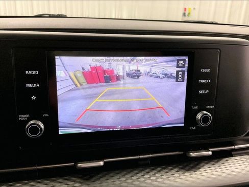 Used 2022 Kia Carnival LX w/ Paint Protection Package FWD image 21