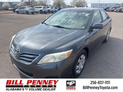 Used 2010 Toyota Camry LE image 1