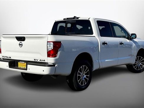 Used 2022 Nissan Titan SV image 13