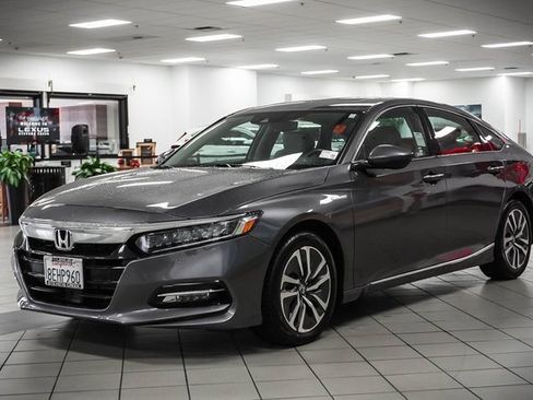 Used 2018 Honda Accord Touring image 3