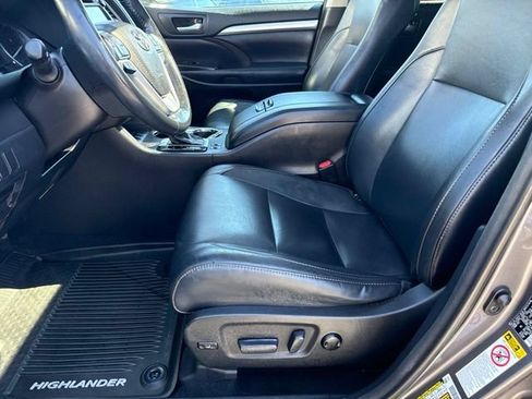 Used 2017 Toyota Highlander XLE AWD/4WD image 21