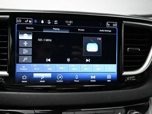 Used 2023 Chrysler Pacifica Touring-L FWD image 14