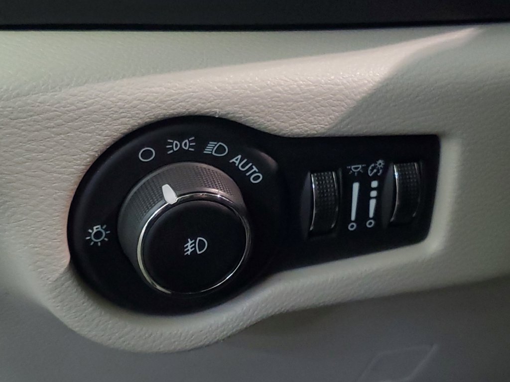 Used 2024 Chrysler Pacifica Touring-L FWD image 18