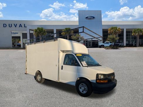 Used 2017 Chevrolet Express 3500 image 2