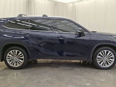 Used 2024 Toyota Highlander Platinum image 4
