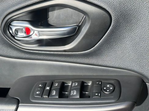 Used 2021 Jeep Cherokee Latitude Plus image 23