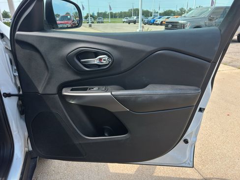 Used 2019 Jeep Cherokee Latitude Plus w/ Comfort/Convenience Group AWD/4WD image 27