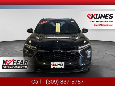 Used 2025 Chevrolet Trax RS w/ Sunroof Package FWD image 2