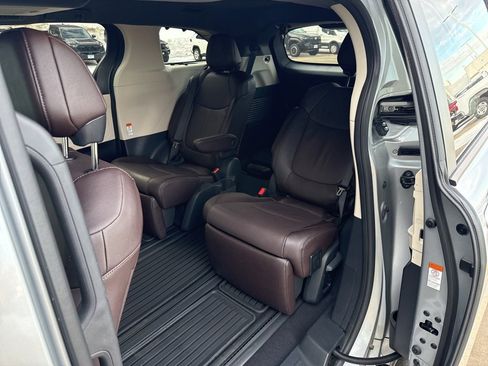 Used 2024 Toyota Sienna Platinum image 4