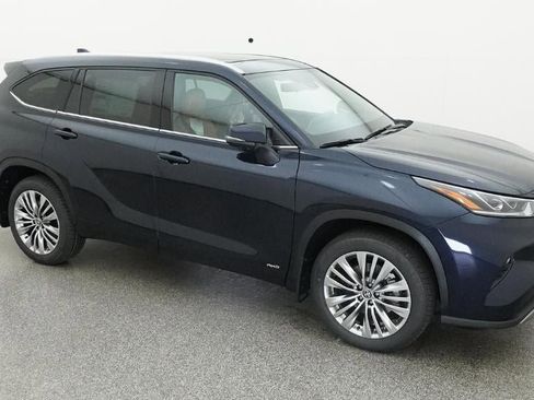 New 2026 Toyota Highlander Platinum image 12