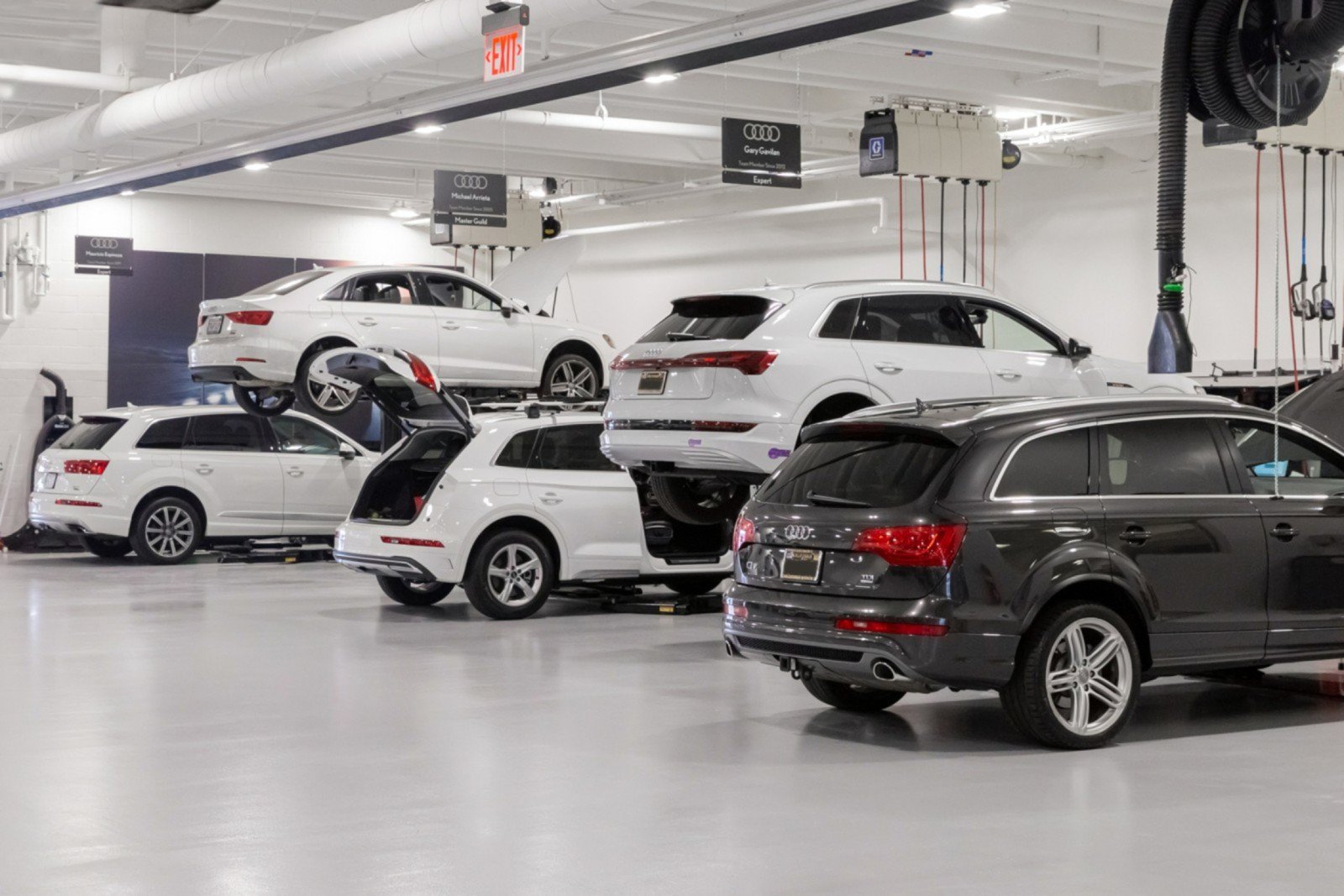 Used 2025 Rivian R1S Adventure Dual AWD/4WD image 28
