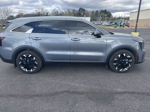 Used 2025 Kia Sorento EX w/ Panoramic Sunroof Package image 4