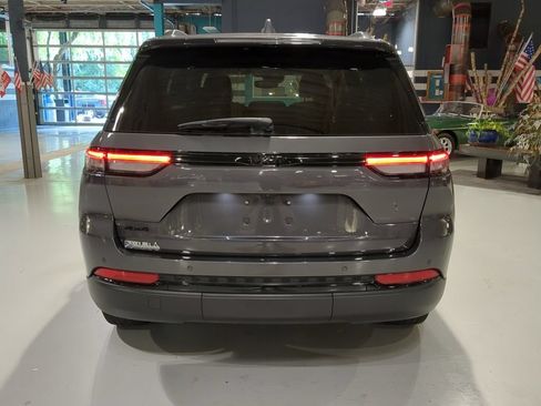 Used 2024 Jeep Grand Cherokee Altitude AWD/4WD image 9