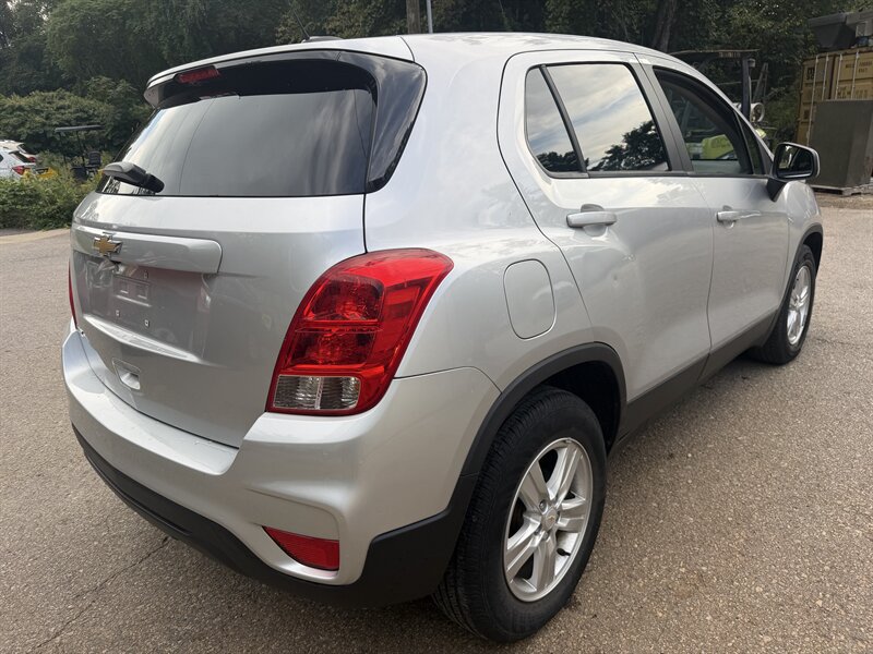 Used 2021 Chevrolet Trax LS w/ Tint and Cruise Package FWD image 5
