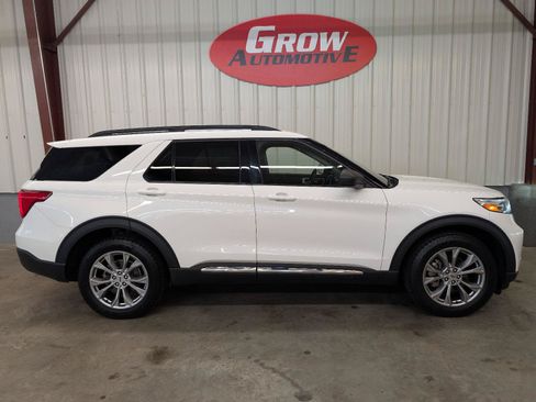 Used 2022 Ford Explorer XLT w/ Equipment Group 202A AWD/4WD image 12