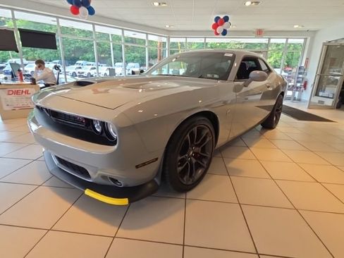 Used 2021 Dodge Challenger R/T Scat Pack w/ Driver Convenience Group RWD image 3