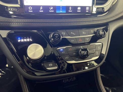 Used 2025 Chrysler Pacifica Pinnacle FWD image 31