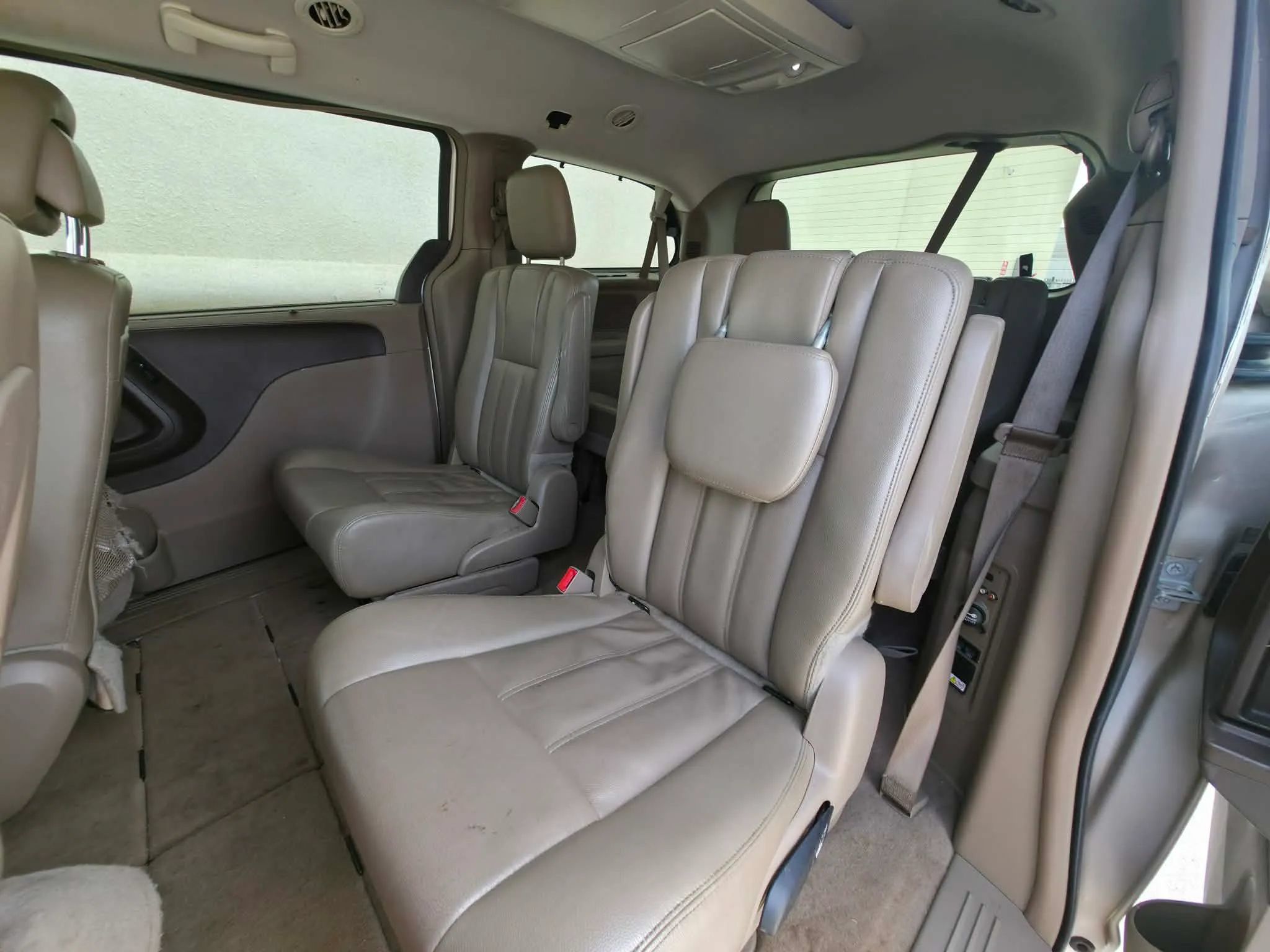 Used 2014 Chrysler Town & Country Touring FWD image 9