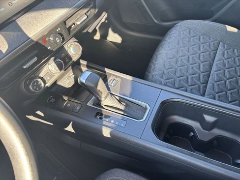 Used 2025 Nissan Kicks SV image 39