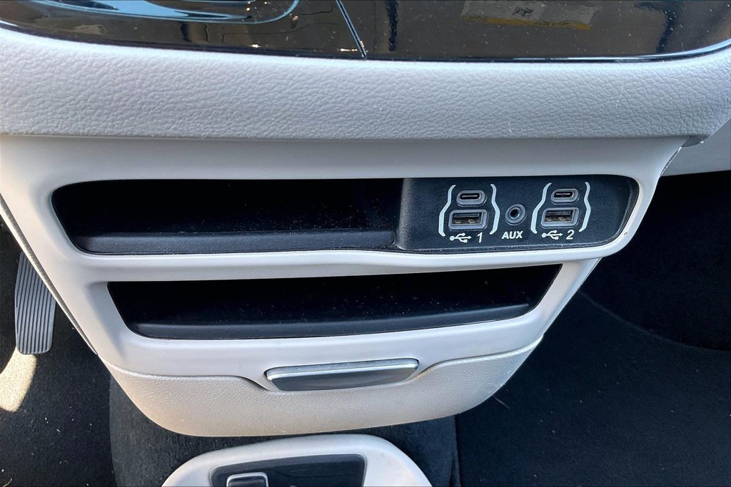 Used 2024 Chrysler Pacifica Touring-L FWD image 16