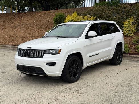 Used 2019 Jeep Grand Cherokee Altitude AWD/4WD image 7