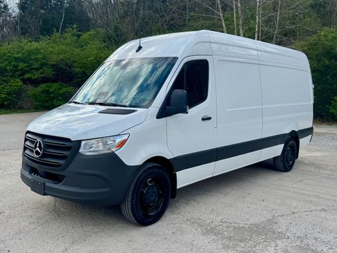 Used 2025 Mercedes-Benz Sprinter 2500 image 2