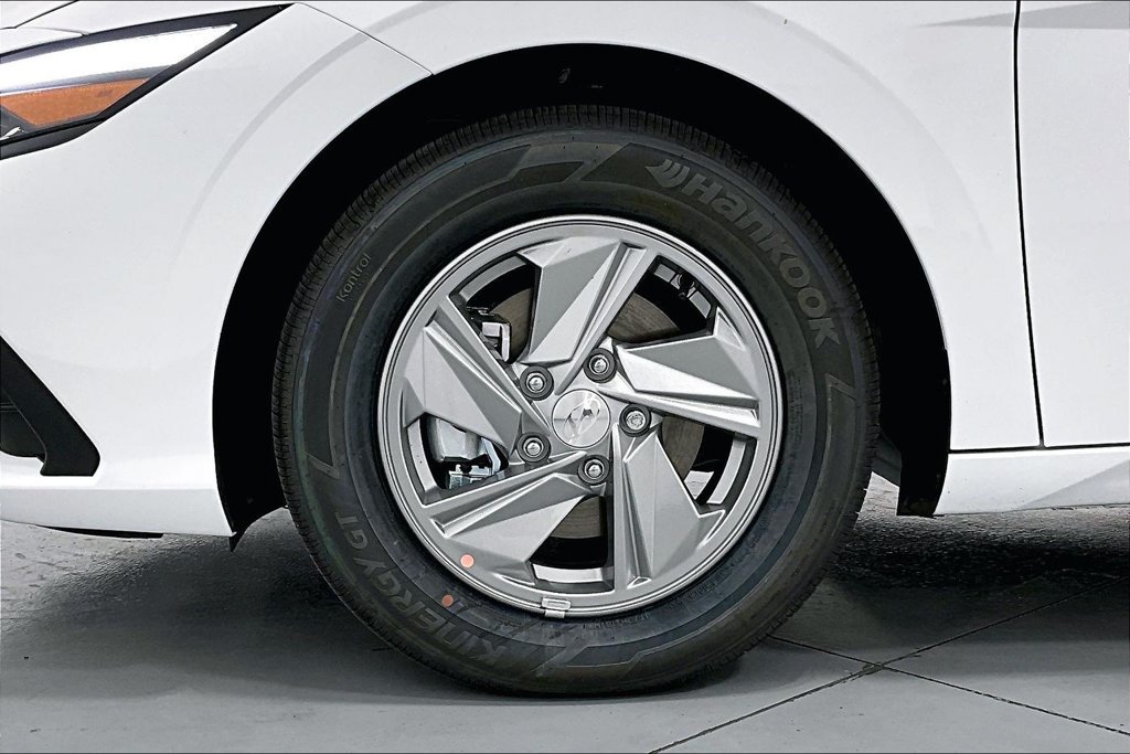 Used 2026 Hyundai Elantra SE FWD image 29