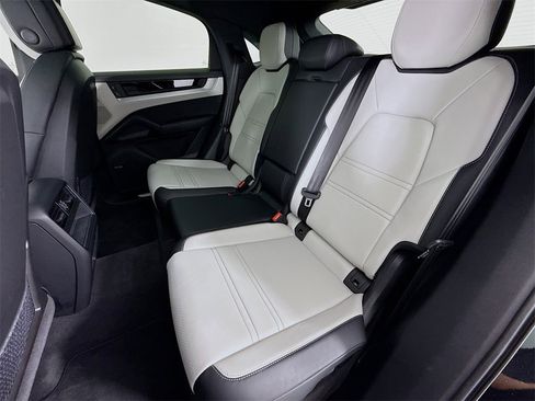 Used 2024 Porsche Cayenne Coupe image 24